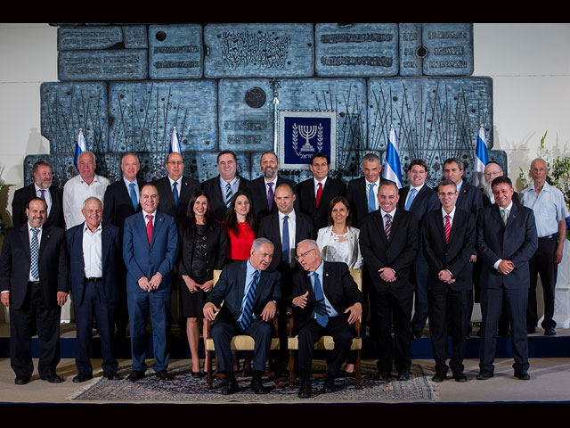 "Парадный" снимок членов правительства с президентом сделан с небольшим опозданием  