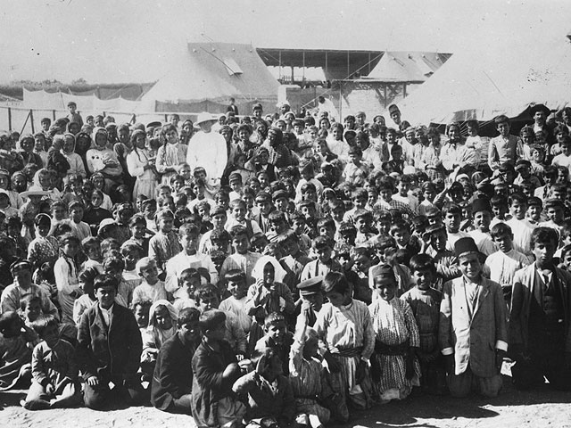 Армянские дети в лагере для депортированных, 1915 год   