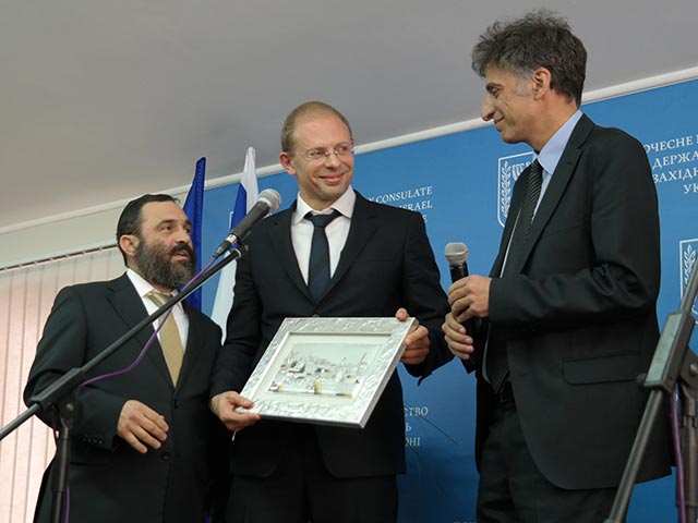 Олег Вишняков и Элиав Белоцерковский на открытии почетного консульства Израиля во Львове