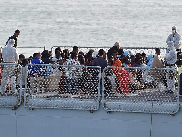     За выходные в Средиземном море были спасены свыше 5.000 мигрантов