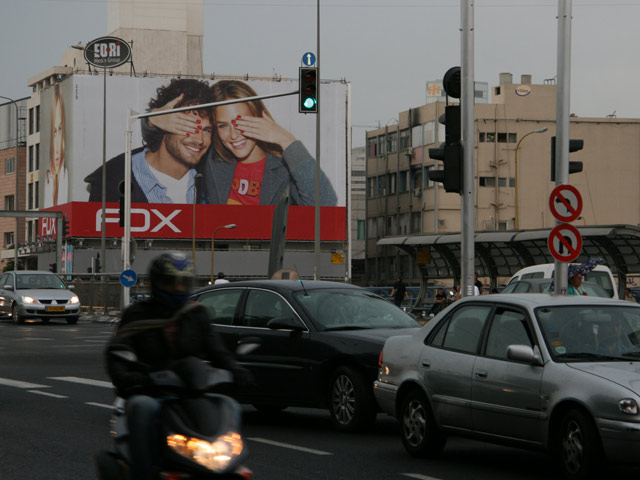 Бар Рафаэли на "скромной" рекламе Fox в Тель-Авиве. Октябрь 2009 года