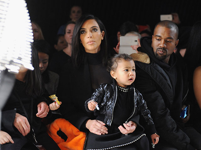 Ким Кардашьян с дочерью на показе в Нью-Йорке. 14 февраля 2015 года 