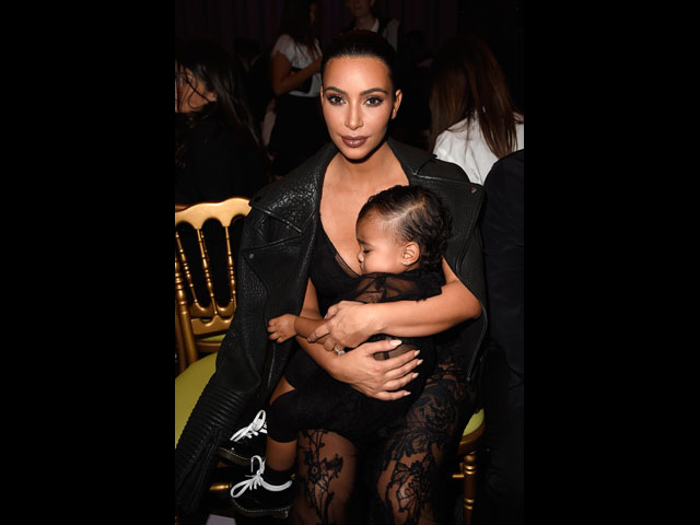 Ким Кардашьян с дочерью на Парижской неделе высокой моды. 28 сентября 2014 года 