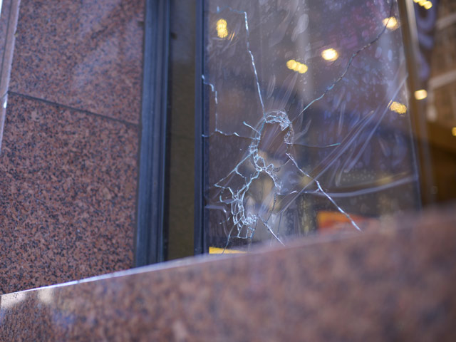 Неизвестные разбили окна в сиднейском кафе Lindt, где полгода назад был совершен теракт