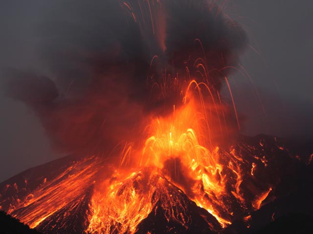 Извержение вулкана на Суматре, эвакуированы тысячи местных жителей