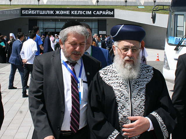 Ицхак Йосеф на V съезде лидеров мировых и традиционных религий, Астана. Июнь 2015 года