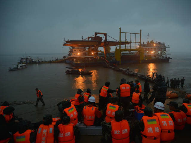 На реке Янцзы поднято затонувшее круизное судно "Звезда Востока", число жертв уточняется