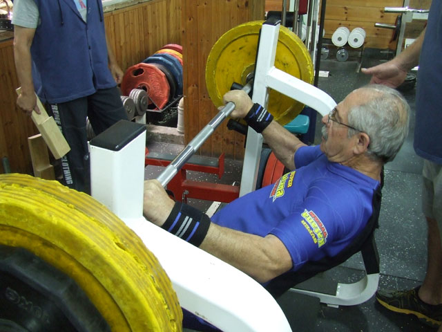 Григорий Рубин во время подготовки к чемпионату Европы (на штанге 100 кг) 