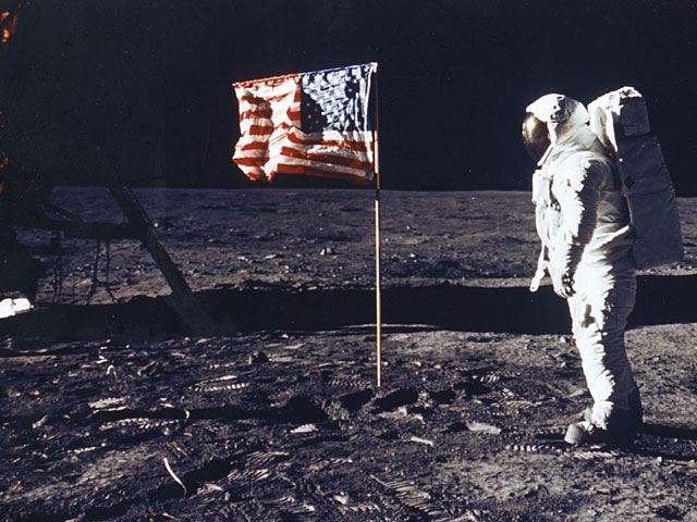 Астронавт Эдвин Олдрин младший позирует фотографу рядом с флагом Соединенных Штатов на поверхности Луны. 20 июля 1969 года