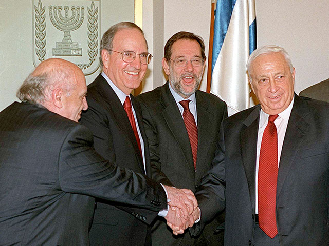 Сулейман Демирель, Джордж Митчелл, Хавьер Солана и Ариэль Шарон в 2001 году