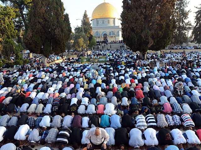 Десятки тысяч мусульман посетили Аль-Аксу в первую пятницу Рамадана
