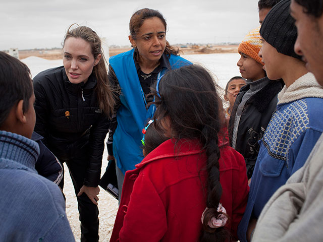 Анджелина Джоли в лагере беженцев в Иордании, декабрь 2012 года