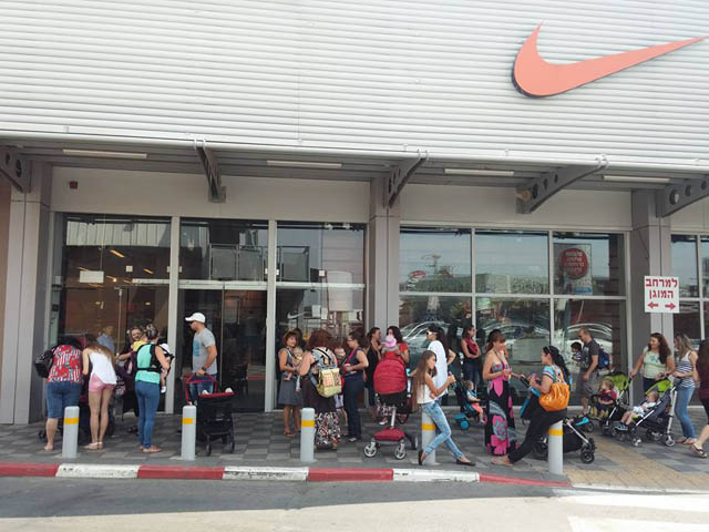 В магазине Nike состоялся флешмоб кормящих матерей