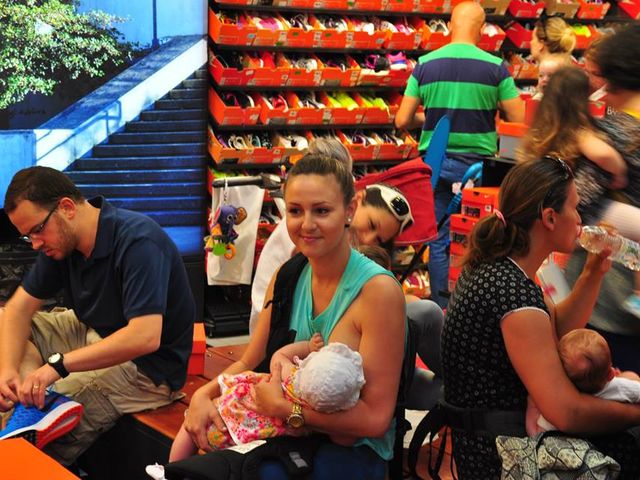 Флешмоб кормящих матерей в магазине Nike торгового комплекса "Цомет Билу". 6 июня 2015 года