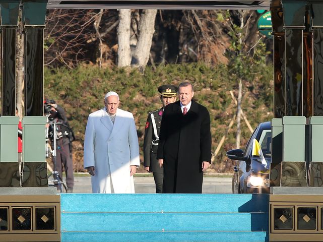 Президент Турции принимает Папу Римского в своем новом дворце
