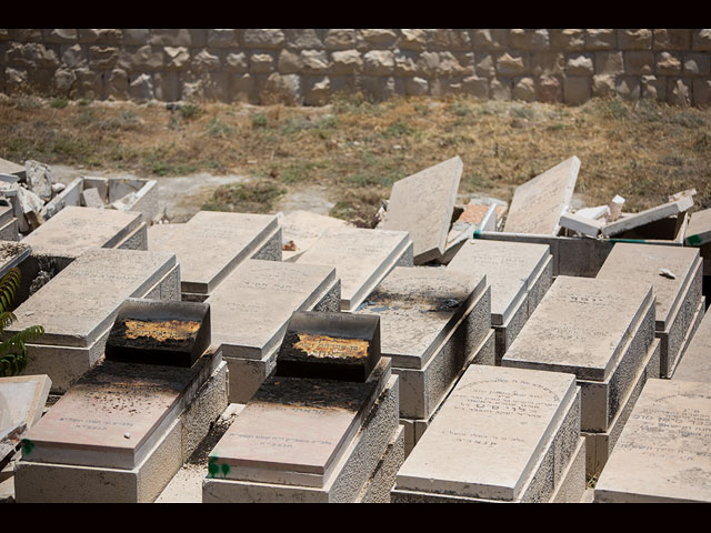 Делегация ШАС посетила еврейское кладбище на Масличной горе, где были осквернены могилы  