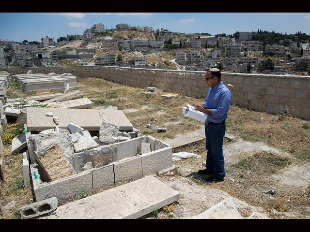 Делегация ШАС посетила еврейское кладбище на Масличной горе, где были осквернены могилы  