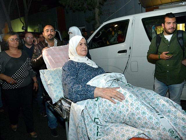 Родственники Хадра Аднана в больнице "Асаф а-Рофе". 29 июня 2015 года