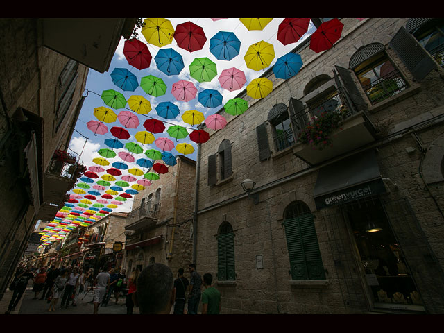 Сотни разноцветных зонтиков "расцвели" над Иерусалимом  