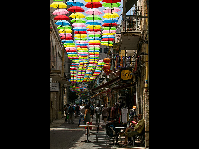 Сотни разноцветных зонтиков "расцвели" над Иерусалимом  