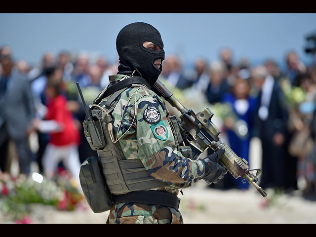 Расстрел туристов в Тунисе: вместо отдыхающих - военные и траурные букеты