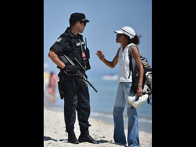 Расстрел туристов в Тунисе: вместо отдыхающих - военные и траурные букеты