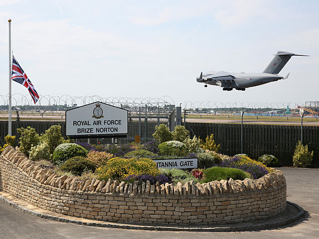 Военно-транспортный самолет, в котором находятся тела восьми британских туристов, вылетел из столицы Туниса на базу ВВС Бризе Нортон