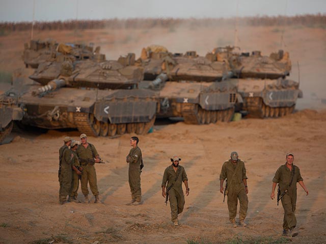 Израильские военнослужащие на границе с Газой во время операции "Нерушимая скала"  