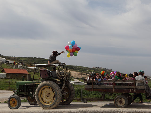 Водитель трактора организовал для местных детишек экскурсию по деревне
