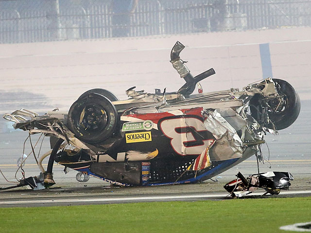 На гонках NASCAR автомобиль врезался в заграждения на скорости 200 миль в час
