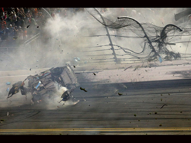 На гонках NASCAR автомобиль врезался в заграждения на скорости 200 миль в час