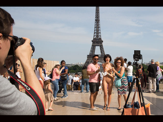 В Париже арестовали голую художницу, предлагавшую "общее селфи" на фоне Эйфелевой башни  
