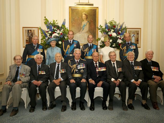 Принц Филип (сидит, пятый слева) на церемонии 10.07.2015, во время которой он обругал фотографа