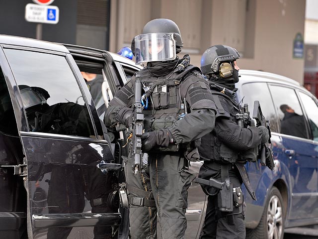 Под Парижем вооруженные грабители удерживают 10 заложников  
