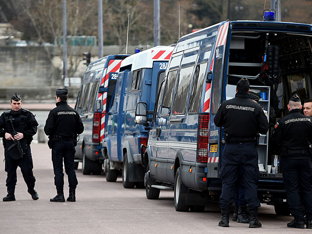 Вооруженное ограбление в окрестностях Парижа: спецназ полиции освободил заложников  
