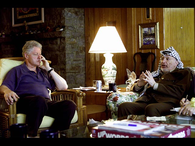 Билл Клинтон и Ясир Арафат в Кемп-Дэвиде. Июль 2000 года 
