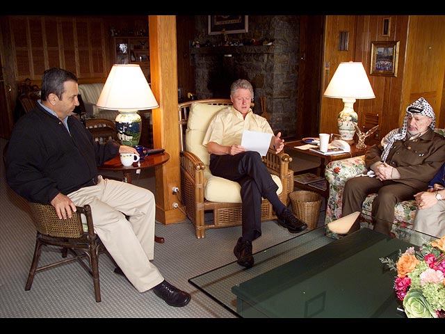 Эхуд Барак, Билл Клинтон и Ясир Арафат в Кемп-Дэвиде. Июль 2000