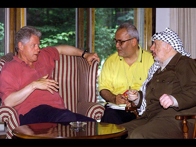 Билл Клинтон, Саиб Арикат и Ясир Арафат в Кемп-Дэвиде. Июль 2000