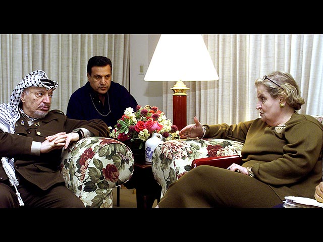 Ясир Арафат и Мадлен Олбрайт  в Кемп-Дэвиде. Июль 2000