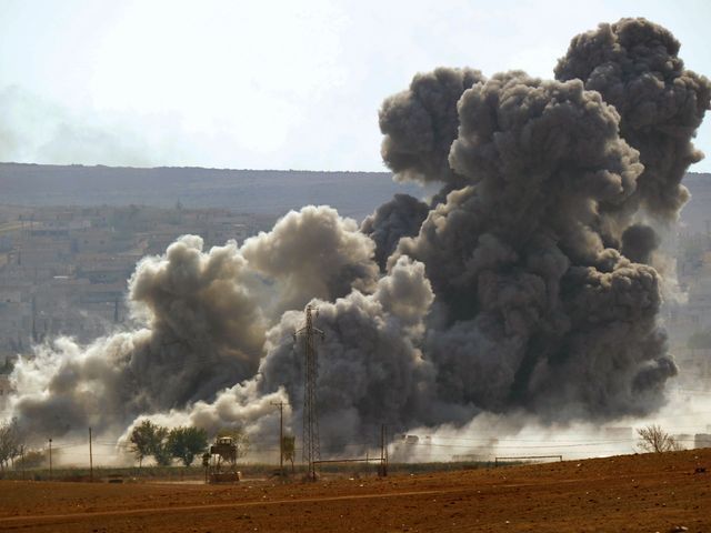 Боевики ИГ взорвали два грузовика на курдских блокпостах в северном районе Сирии