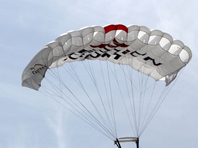 164 парашютиста создали в небе цветок и побили мировой рекорд