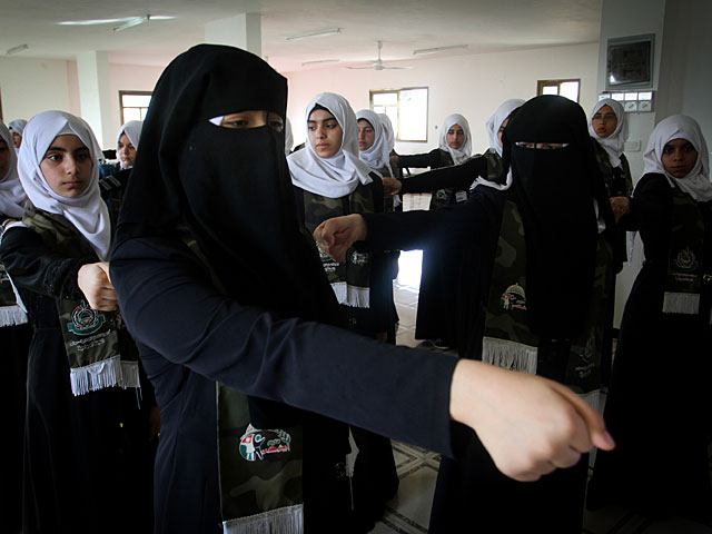 ХАМАС открыл двери летнего военного лагеря для девочек-подростков  