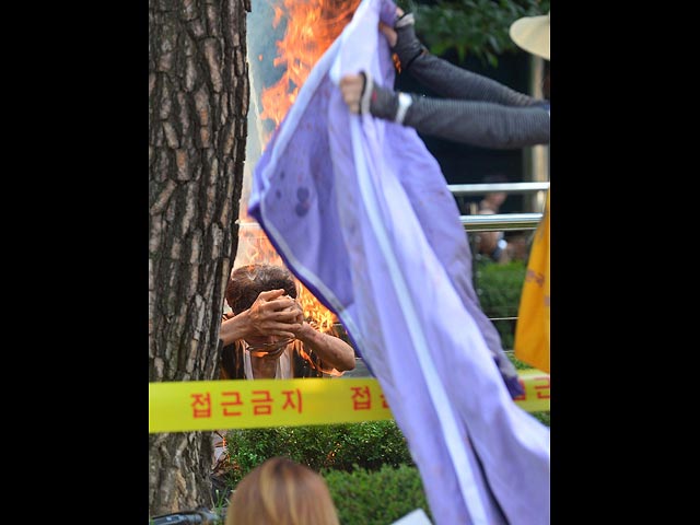 Мужчина, поджегший себя на антияпонской демонстрации в Сеуле. 12 августа 2015 года