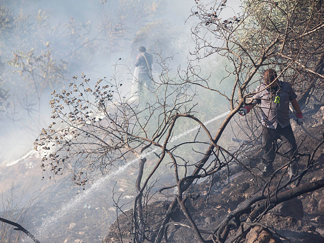 В районе Гиват Ада, недалеко от молодежного городка "Алоней Ицхак", горит кустарник