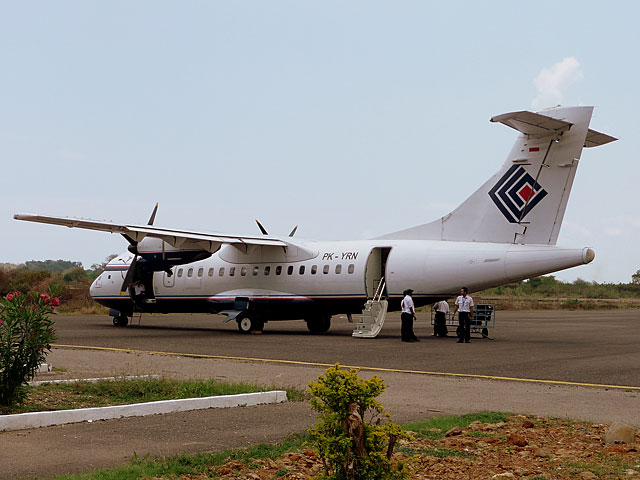 Пассажирский самолет ATR 42-300 авиакомпании Trigana Air Service. 2008 год