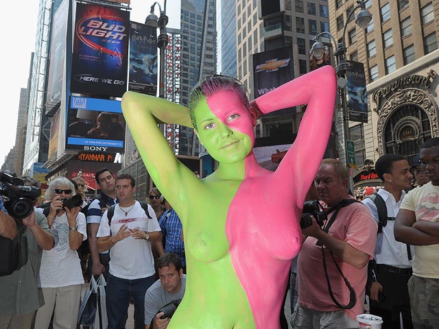 Акция Энди Голуба на Таймс-сквер. 2011 год