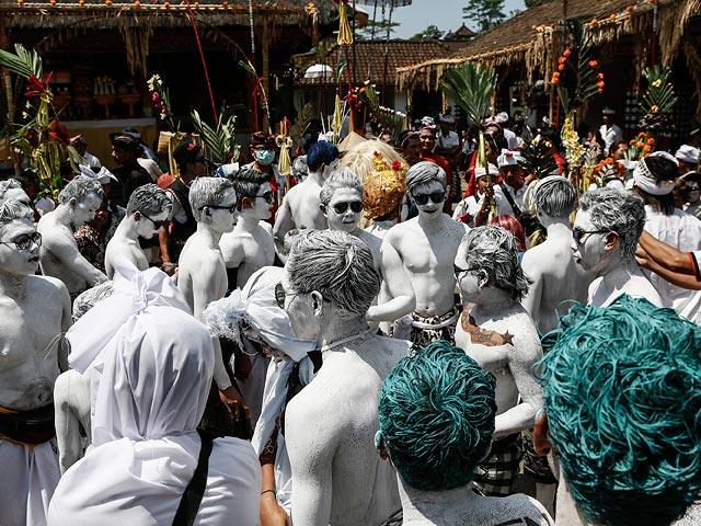 Ритуал для отпугивания злых духов. Бали, 19 августа 2015 года