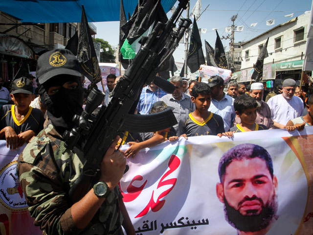 Боевики "Исламского джихада" на демонстрации в поддержку Махмуда Алаана 