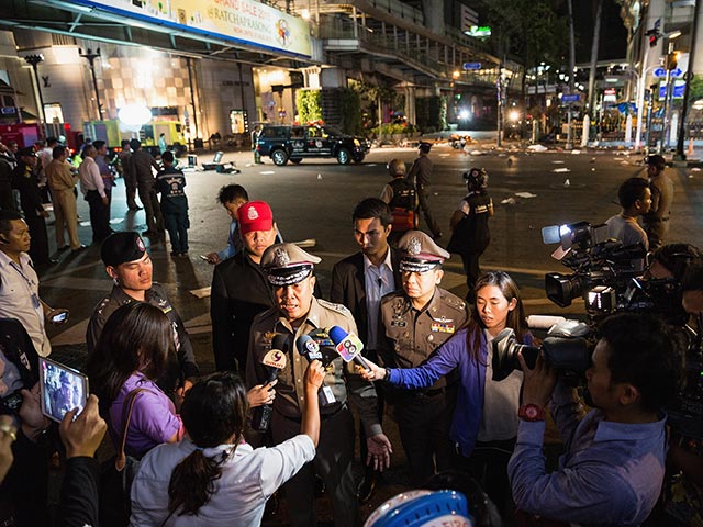Шеф полиции Бангкока Сомуот Помпанмуанг на месте теракта. 17 августа 2015 года  
