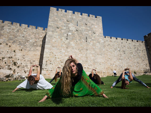 Танцы на шесте религиозных евреек и мусульманок на фоне города Давида